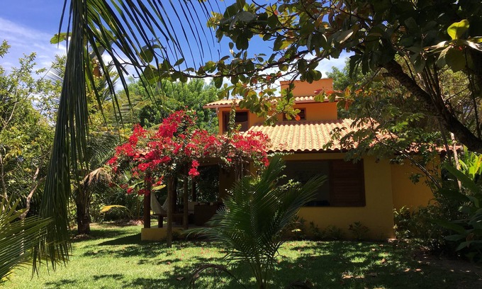 Garapua House | Exquisite Getaway with Tropical Garden in Garapuá