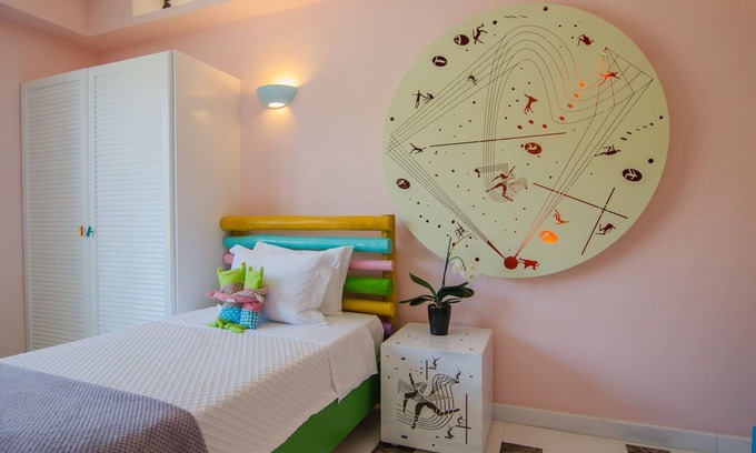 Ios Town Villa | Inviting Ios Suite with Spa Amenities | Tzamaria Junior