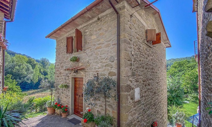Caprese Michelangelo House | Tranquil Tuscan Retreat in a Traditional Home