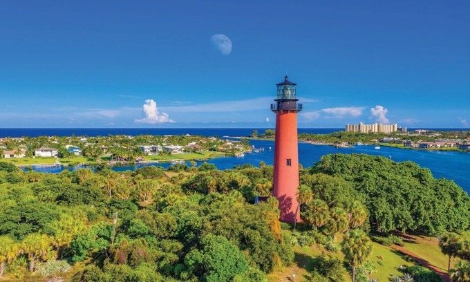 Bella Vista Condo | Premier Jupiter Condo Steps from Carlin Park Beach