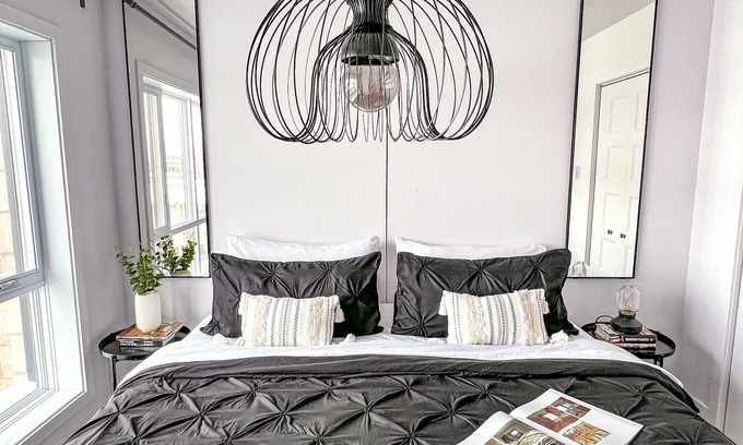 Cote-Des-Neiges—Notre-Dame-De-Grace Apartment | Elegant King Suite with Office, Gym & Indoor Parking