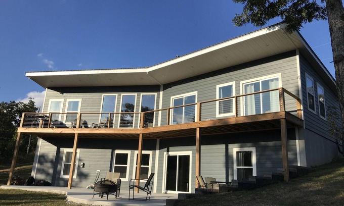 Stewart House | Scenic Lake View Retreat for Families & Pets, 10/10 Rated