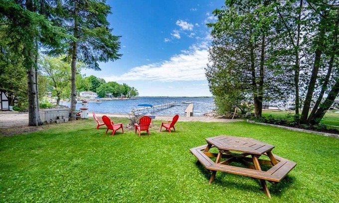Victoria Harbour Cottage | Scenic Lakefront Cottage for Families - Sleeps 12 Comfortably