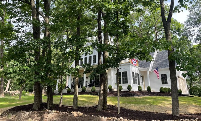 Delavan Lake Cottage | Beautiful Lake Cottage - Great for large families or group events!