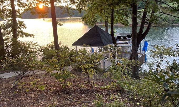 Six Mile House | Lakefront Retreat on Lake Keowee Near Clemson - 10/10 Rated