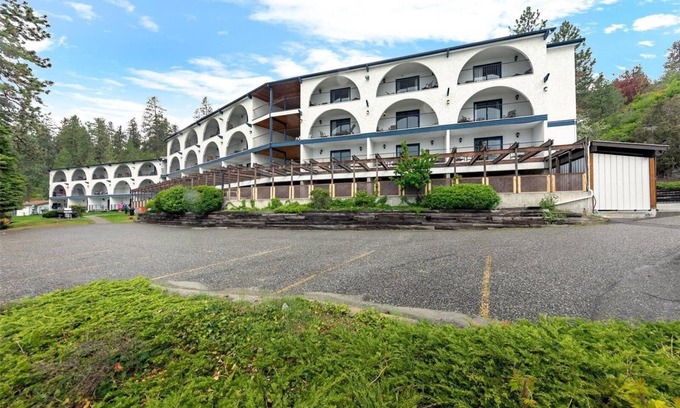Central Okanagan Apartment | Idyllic Lake Front Retreat at Lake Okanagan Resort