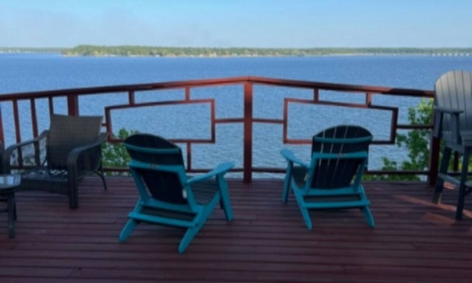 Vinita House | Stunning Lake House with Breathtaking Views and Family Amenities