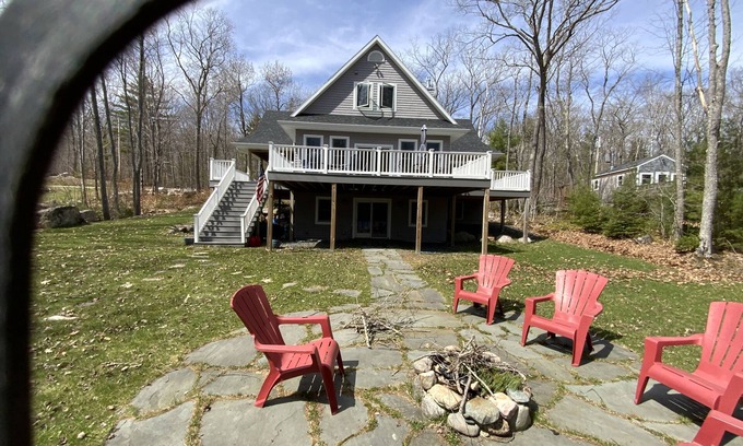Franklin House | Tranquil Lake House: Family-Friendly Retreat with Kitchen