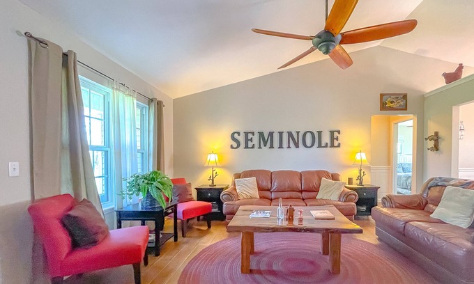 Donalsonville House | Idyllic Lake Seminole House with Kayaks and Pet-Friendly Stay