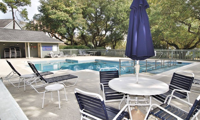 Arcadian Shores Condo | Lake View Villa at Kingston Plantation with Pool & Spa