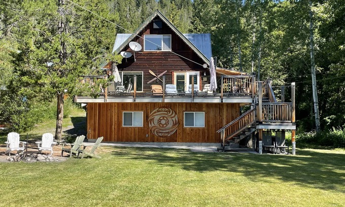 Okanagan-Similkameen Cabin | Idyllic Lakefront Cabin Retreat on Osprey Lake with Pool