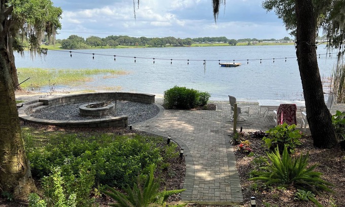 Umatilla House | Top-Rated Lakefront Retreat with Breakfast & Family Amenities