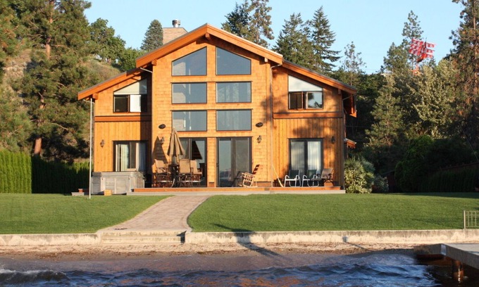 Okanagan-Similkameen House | Inviting Lakefront Property in Naramata, BC with Pool & Spa