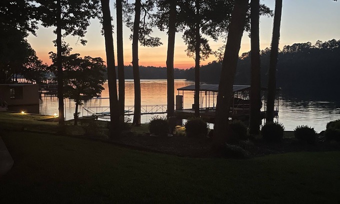 Hot Springs House | Tranquil Lakefront Getaway Near Garvan Gardens - 9.8 Rated