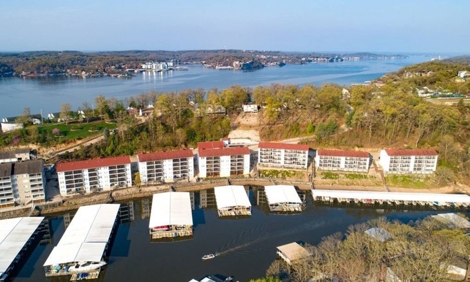 Lakeland Condo | Lakefront Condo with Pool & Spa - Top-Rated 9.4/10 Stay