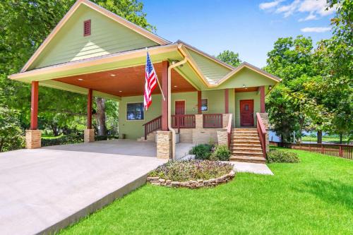 New Braunfels House | Beautiful Lakefront Cabin - Something For Everyone