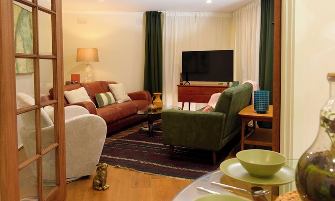 Ringwood East House | Beautiful lakeside unit, walk to train station, schools and Eastland