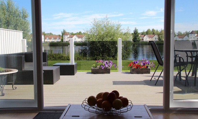 South Cerney House | Idyllic Lakeside Retreat in the Heart of Cotswolds