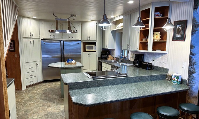 Cook House | Idyllic Lakeside Retreat with Family-Friendly Amenities