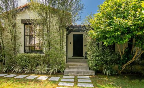 Pico - Robertson Villa | Inviting 2 Bedroom Retreat with Pool and Hot Tub Amenities
