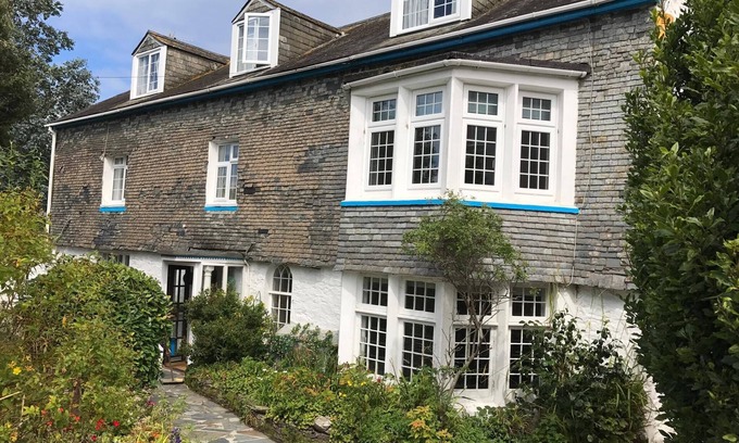 Maenporth House | Cozy Cottage by the Sea with Hot Tub & Indoor Pool