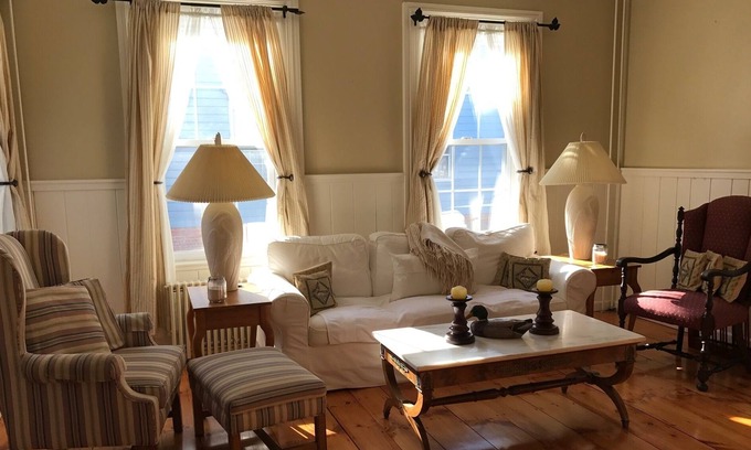 Greenfield Apartment | Beautiful Large Ground Floor/ Garden Updated 3 bed/1.5 baths 8 min to Schools