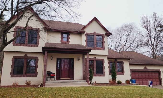 Minnetonka House | Inviting Home with Breakfast on a Peaceful Wayzata Lot
