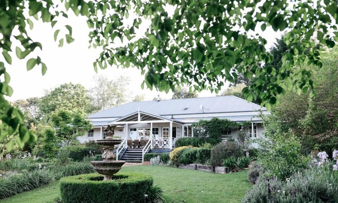 Trentham House | Elegant House with Pool & Lush Garden in Trentham
