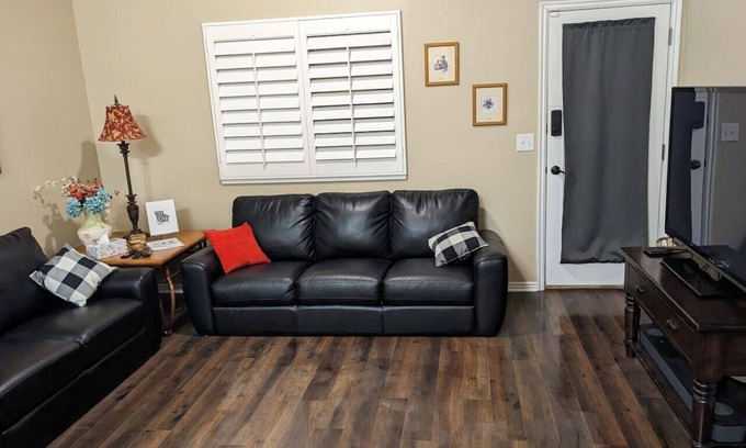 Layton House | Guest Rated: 10/10 Home with Kitchen & Breakfast Included