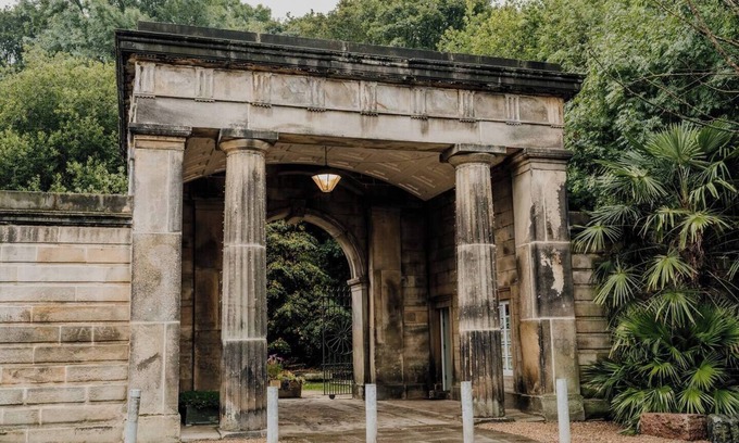 Sheffield House | Inviting Listed Gatehouse with Pet-Friendly Amenities