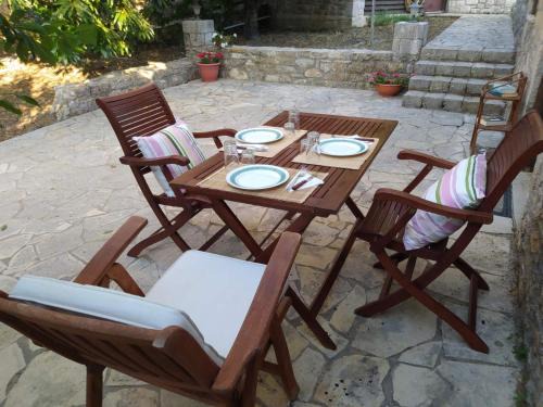 Trifylia Apartment | Cozy Stone House: Pet & Child Friendly Retreat Awaits