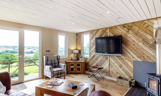 Abergavenny Cottage | Idyllic Lodge with Breathtaking Countryside Views