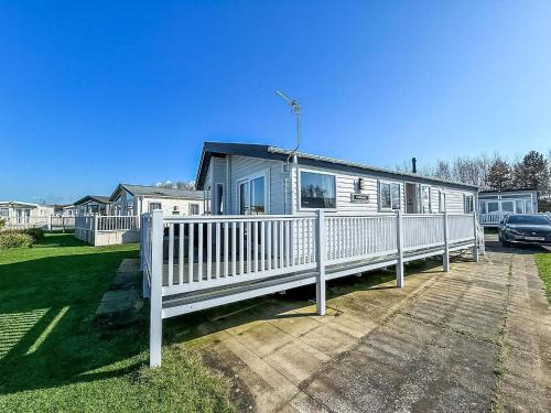Hunstanton Cabin | Inviting Lodge in Hunstanton with Decking - Guest Rated 9.8