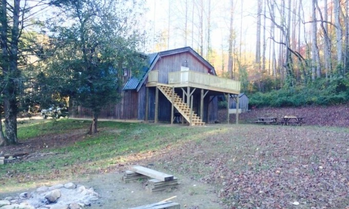 Globe House | Charming Loft Retreat: Rustic Barn with Family-Friendly Amenities