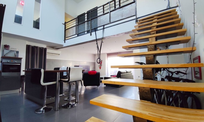Montelimar House | Modern Loft Near City Center with Spa & Breakfast Included