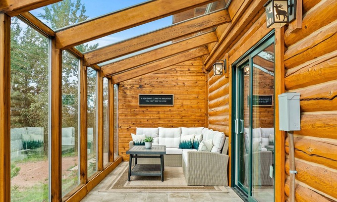 Cripple Creek Cabin | Inviting Log Cabin Retreat Surrounded by Nature's Beauty