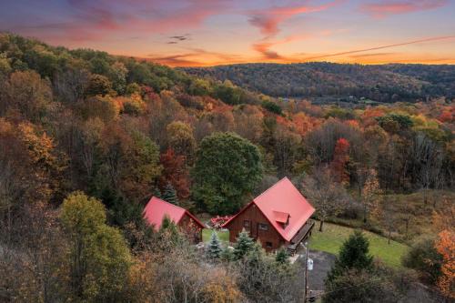 Ellicottville Ski Chalet | Cozy Log Cabin with Hot Tub & Bonfire Near Downtown