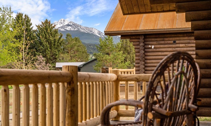 Livingston Cabin | Idyllic Log Cabin with Spa Access Near Yellowstone