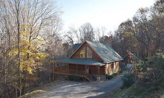 Apple Creek Acres Cabin | Serene Log Cabin Retreat with Two Master Suites & Breakfast