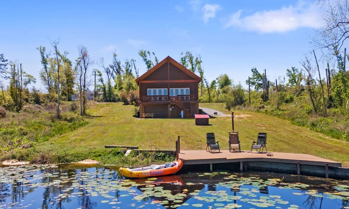 Youngstown House | Scenic Log Cabin with Private Dock & Game Room Retreat