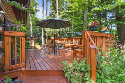 Interlochen House | Charming Log Cabin with Lake Access near Interlochen Academy