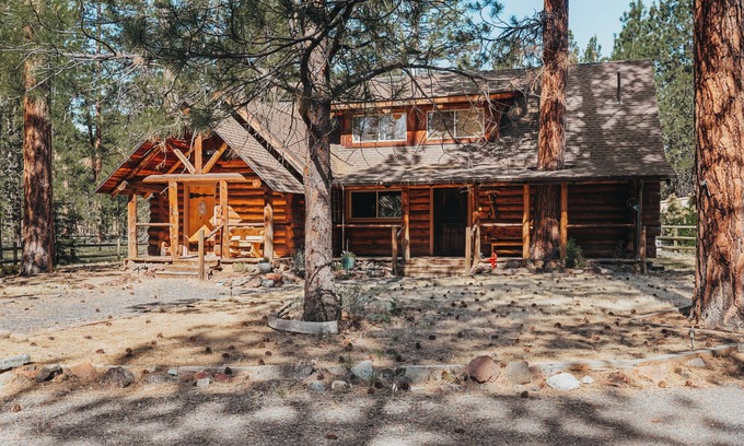 Sisters House | Idyllic Log Home Retreat Near Sisters, OR with Spa & Hot Tub