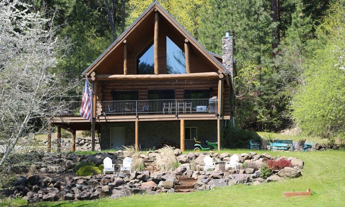 Coeur d'Alene House | Scenic Log Home on Cda Lake with Pool & Spa Amenities