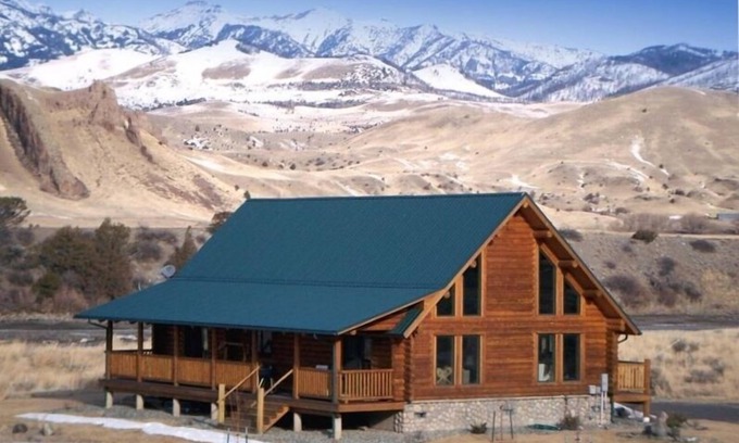 Emigrant House | Idyllic Log House Overlooking the Yellowstone River