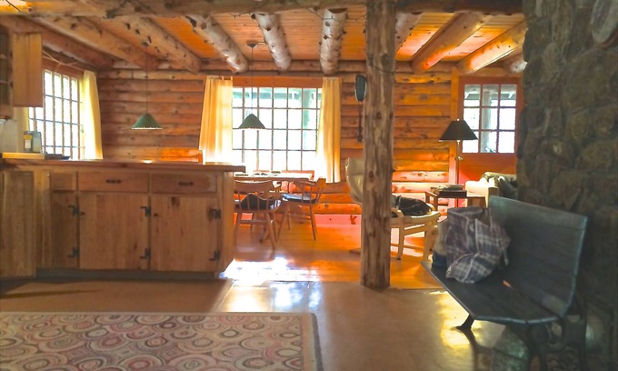 Granville House | Inviting Log House Retreat with EV Charging & Family-Friendly Amenities