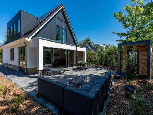 De Koog Villa | Elegant Villa Retreat in Den Burg - Pet & Child Friendly