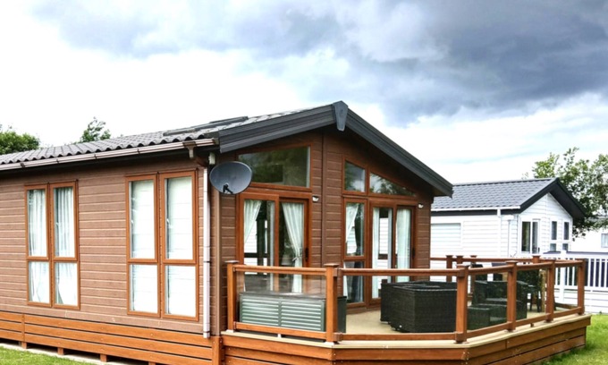 Skegness Cabin | Elegant 2 Bedroom Lodge with Ocean View at Southview Park