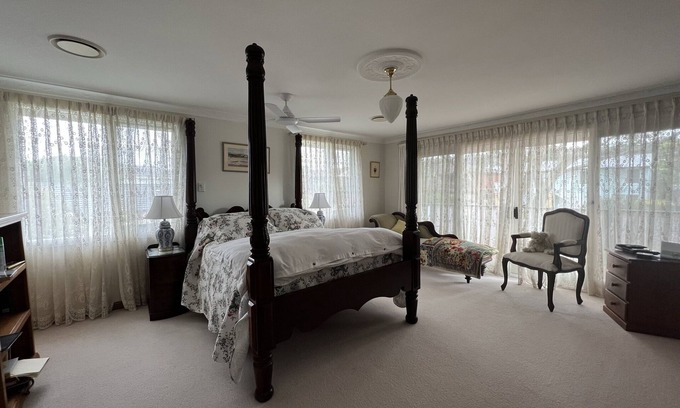 Collaroy House | Elegant 4-Bedroom House Near Beaches & Pet-Friendly Amenities