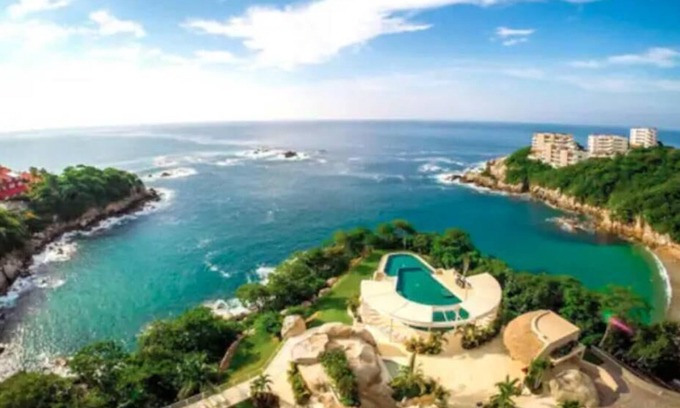 Crucecita Condo | Elegant Oceanfront Condo at Su Casa with Private Pool