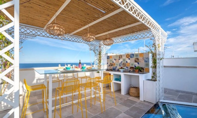 Monopoli Apartment | Elegant Flat with Panoramic Sea Views & Dipping Pool